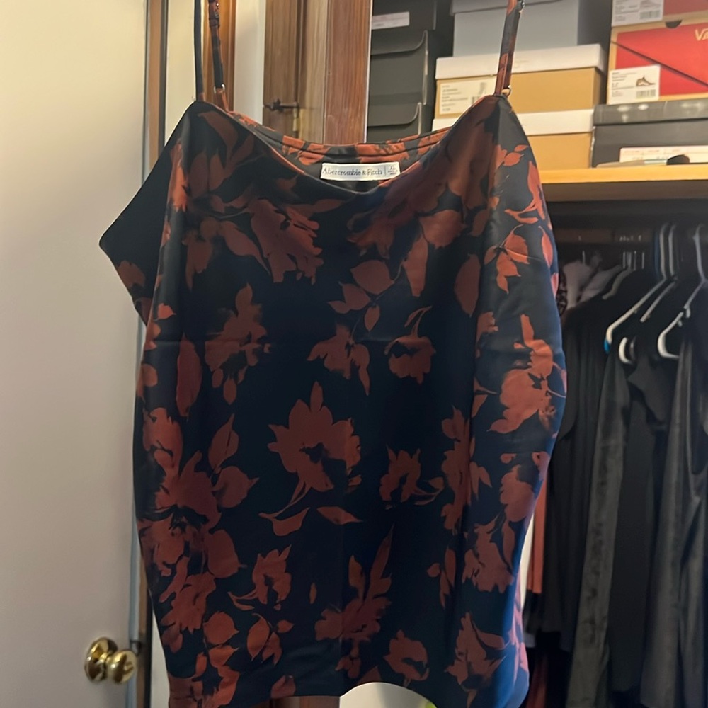 Ladies dressy top size XL.